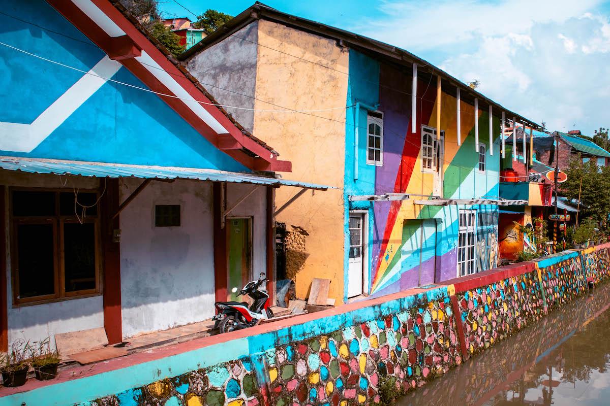 https://mdw-travel-data-us-east-1.s3.amazonaws.com/img/country/Indonesia/Kampung-Pelangi/img_03.jpg