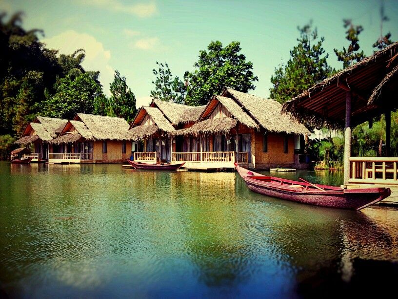 https://mdw-travel-data-us-east-1.s3.amazonaws.com/img/country/Indonesia/Kampung-Sampireun-Garut/img_02.jpg