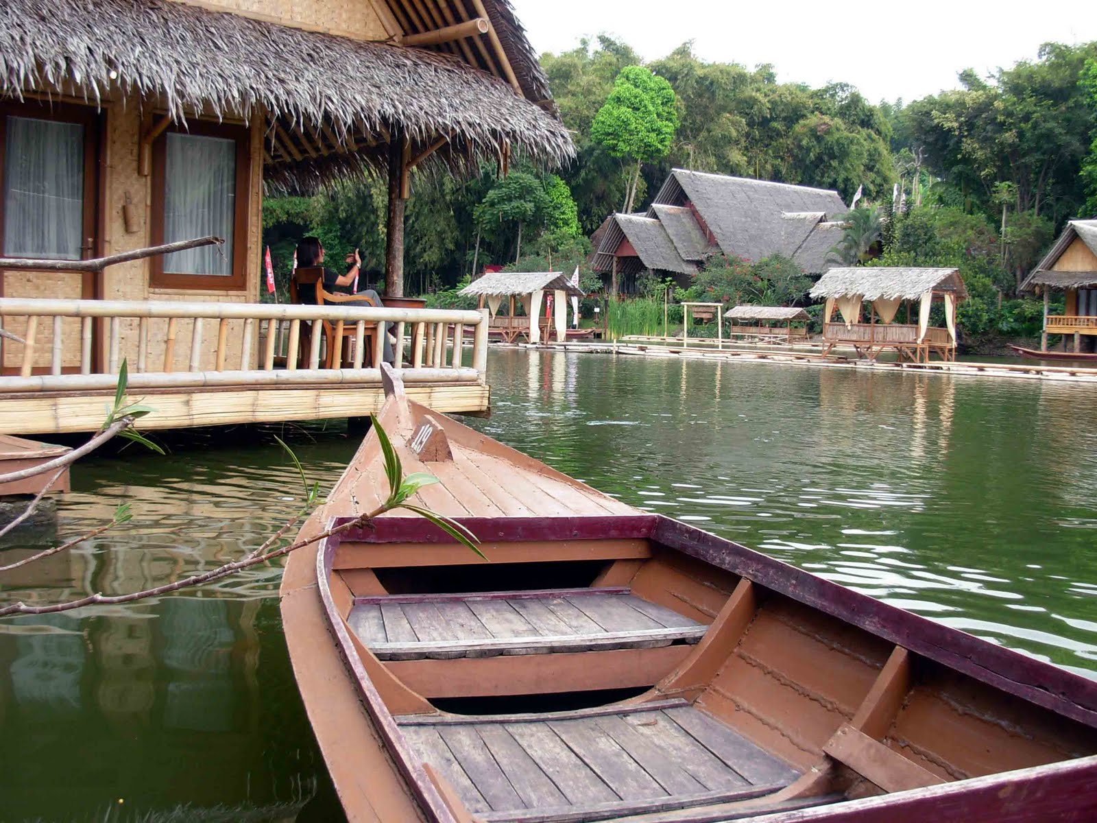 https://mdw-travel-data-us-east-1.s3.amazonaws.com/img/country/Indonesia/Kampung-Sampireun-Garut/img_03.jpg