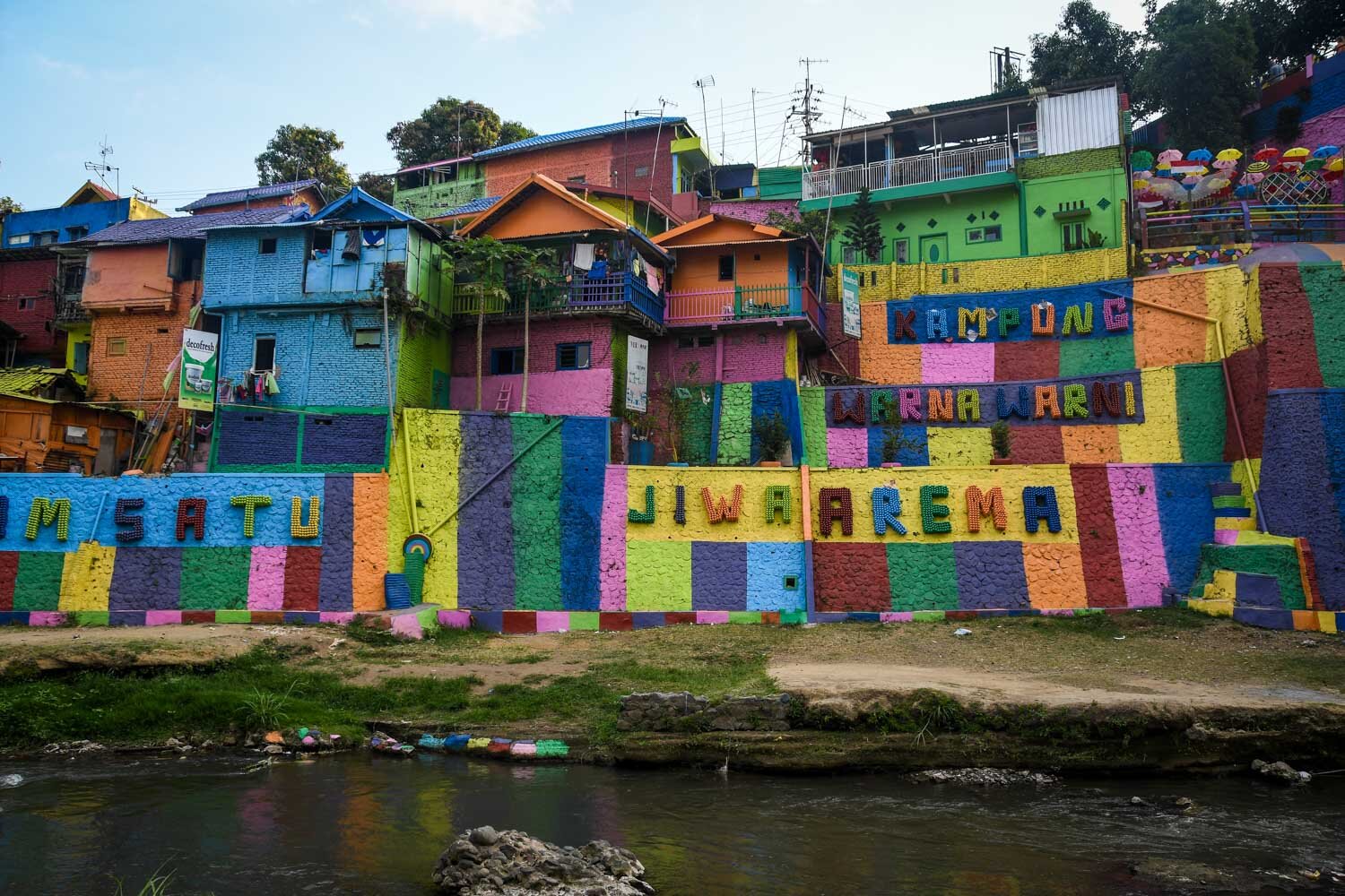 https://mdw-travel-data-us-east-1.s3.amazonaws.com/img/country/Indonesia/Kampung-Warna-Warni-Jodipan/img_01.jpg