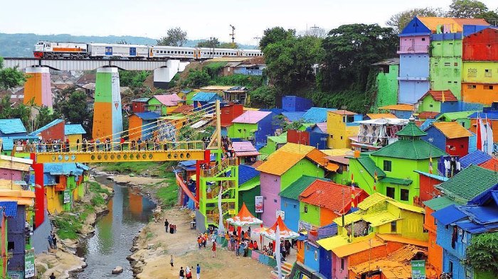 https://mdw-travel-data-us-east-1.s3.amazonaws.com/img/country/Indonesia/Kampung-Warna-Warni-Jodipan/img_03.jpg