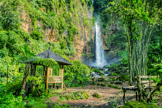 https://mdw-travel-data-us-east-1.s3.amazonaws.com/img/country/Indonesia/Kapas-Biru-Waterfall/img_02.jpg