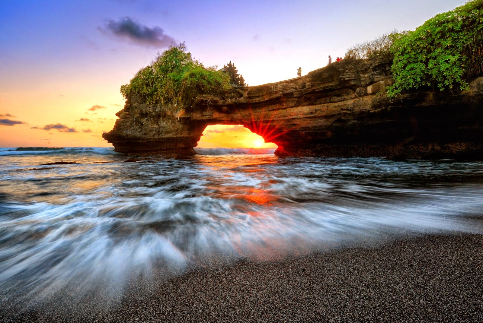 https://mdw-travel-data-us-east-1.s3.amazonaws.com/img/country/Indonesia/Karang-Bolong-Beach/img_02.jpg