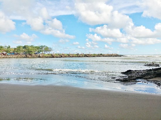 https://mdw-travel-data-us-east-1.s3.amazonaws.com/img/country/Indonesia/Karang-Bolong-Beach/img_03.jpg