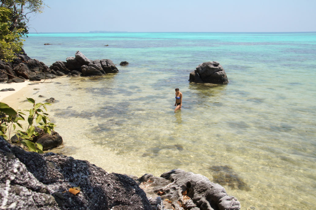 https://mdw-travel-data-us-east-1.s3.amazonaws.com/img/country/Indonesia/Karimunjawa-Islands/img_01.jpg