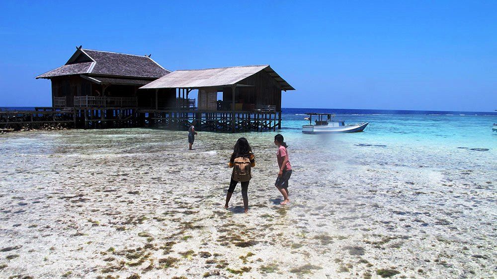 https://mdw-travel-data-us-east-1.s3.amazonaws.com/img/country/Indonesia/Karimunjawa-Islands/img_03.jpg