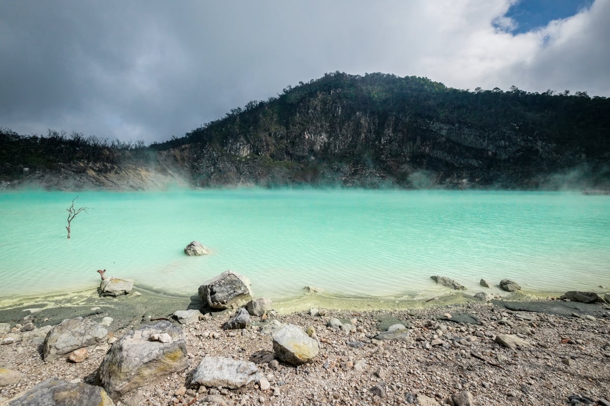 https://mdw-travel-data-us-east-1.s3.amazonaws.com/img/country/Indonesia/Kawah-Putih-White-Crater/img_00.jpg