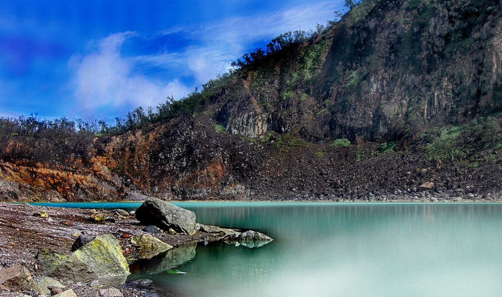 https://mdw-travel-data-us-east-1.s3.amazonaws.com/img/country/Indonesia/Kawah-Putih/img_00.jpg
