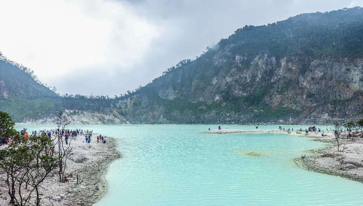 https://mdw-travel-data-us-east-1.s3.amazonaws.com/img/country/Indonesia/Kawah-Putih/img_01.jpg