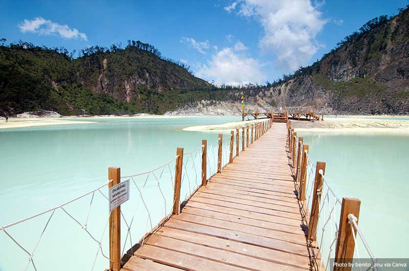 https://mdw-travel-data-us-east-1.s3.amazonaws.com/img/country/Indonesia/Kawah-Putih/img_02.jpg