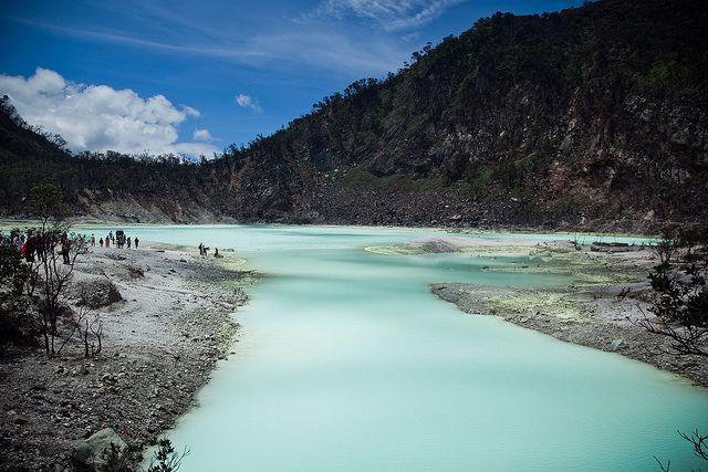 https://mdw-travel-data-us-east-1.s3.amazonaws.com/img/country/Indonesia/Kawah-Putih/img_03.jpg