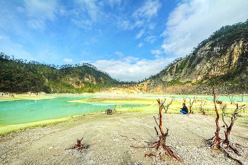 https://mdw-travel-data-us-east-1.s3.amazonaws.com/img/country/Indonesia/Kawah-Putih/img_05.jpg