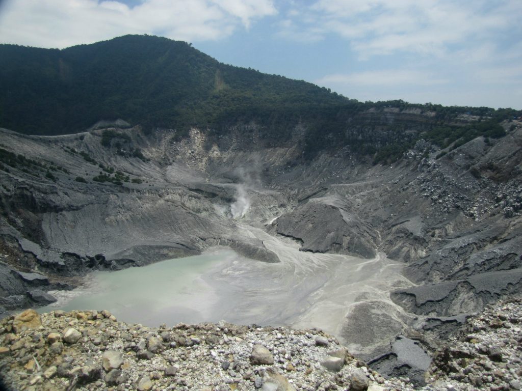 https://mdw-travel-data-us-east-1.s3.amazonaws.com/img/country/Indonesia/Kawah-Ratu-Queens-Crater/img_00.jpg