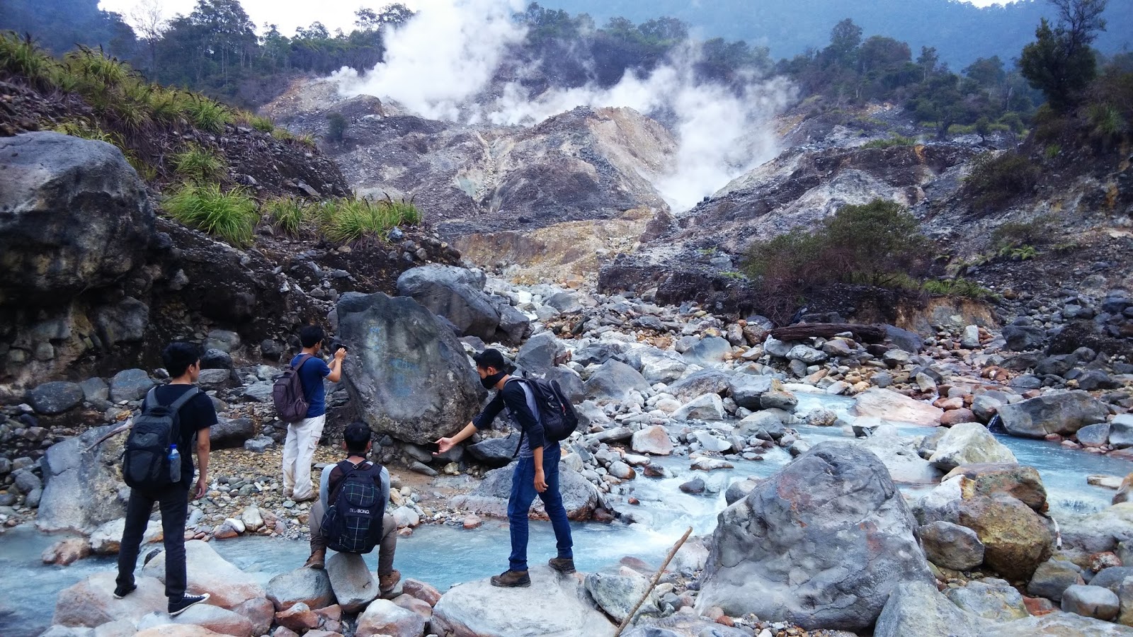 https://mdw-travel-data-us-east-1.s3.amazonaws.com/img/country/Indonesia/Kawah-Ratu-Queens-Crater/img_02.jpg