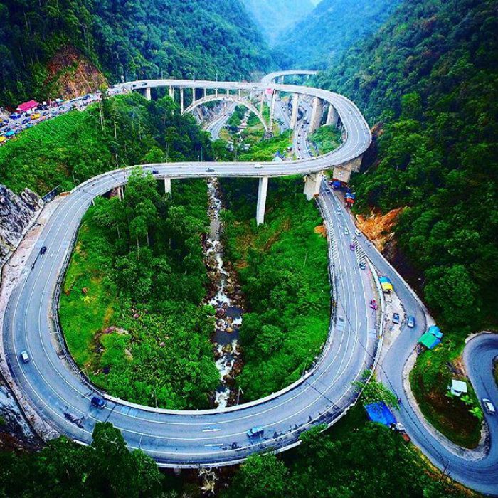 https://mdw-travel-data-us-east-1.s3.amazonaws.com/img/country/Indonesia/Kelok-Sembilan/img_01.jpg