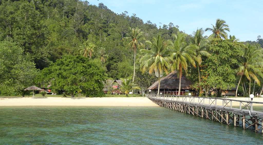 https://mdw-travel-data-us-east-1.s3.amazonaws.com/img/country/Indonesia/Kemaro-Island/img_01.jpg