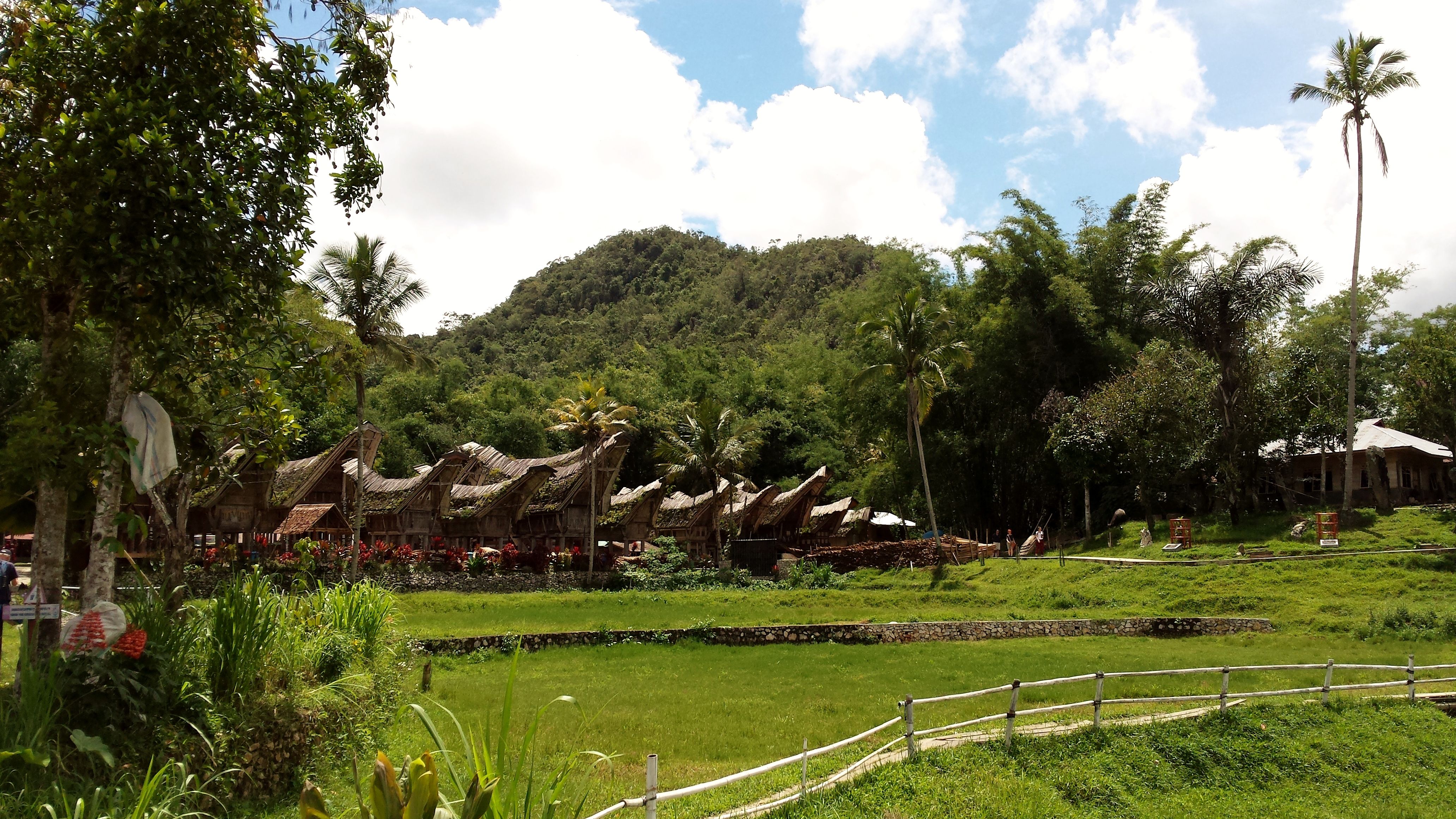 https://mdw-travel-data-us-east-1.s3.amazonaws.com/img/country/Indonesia/Kete-Kesu-Village/img_01.jpg