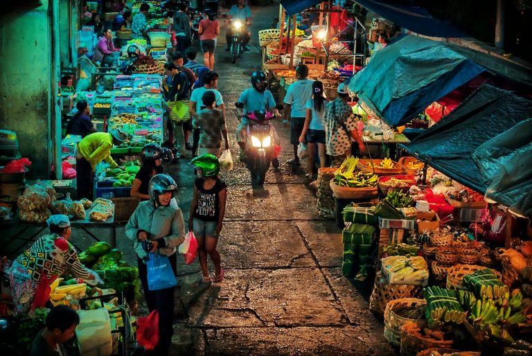 https://mdw-travel-data-us-east-1.s3.amazonaws.com/img/country/Indonesia/Kinilow-Traditional-Market/img_01.jpg
