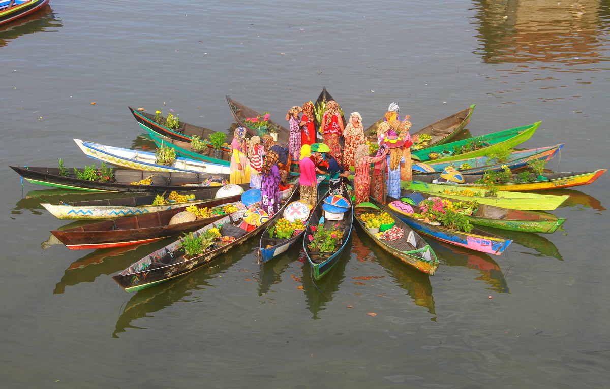 https://mdw-travel-data-us-east-1.s3.amazonaws.com/img/country/Indonesia/Kinilow-Traditional-Market/img_03.jpg