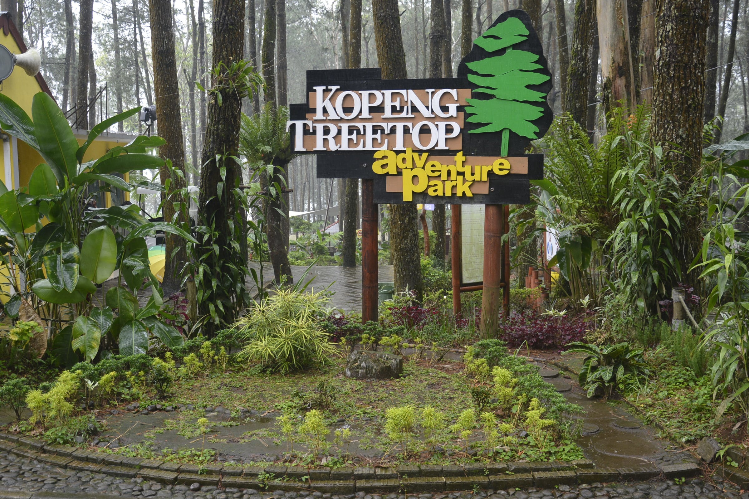 https://mdw-travel-data-us-east-1.s3.amazonaws.com/img/country/Indonesia/Kopeng-Treetop-Adventure-Park/img_02.jpg