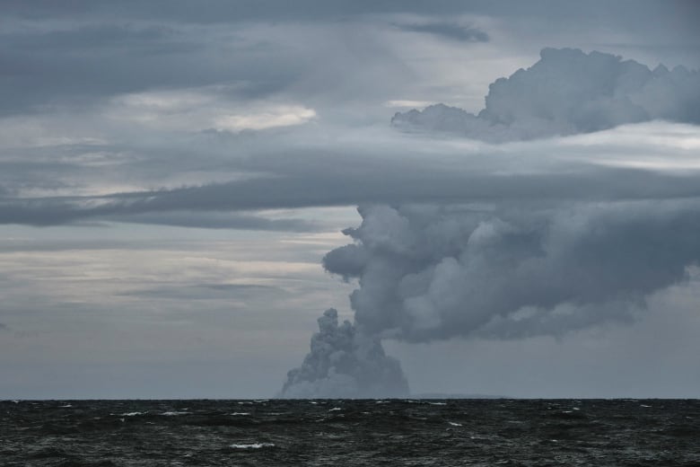 https://mdw-travel-data-us-east-1.s3.amazonaws.com/img/country/Indonesia/Krakatau-Volcano/img_01.jpg