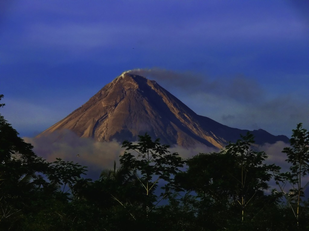 https://mdw-travel-data-us-east-1.s3.amazonaws.com/img/country/Indonesia/Krakatau-Volcano/img_03.jpg