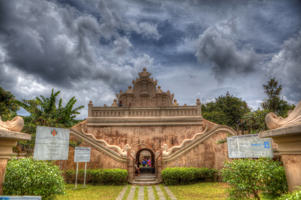https://mdw-travel-data-us-east-1.s3.amazonaws.com/img/country/Indonesia/Kraton-Yogyakarta/img_02.jpg