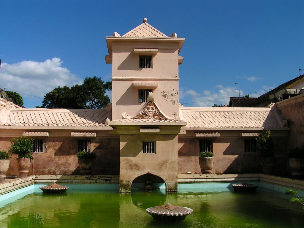 https://mdw-travel-data-us-east-1.s3.amazonaws.com/img/country/Indonesia/Kraton-Yogyakarta/img_03.jpg