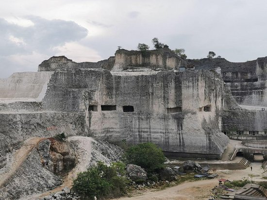 https://mdw-travel-data-us-east-1.s3.amazonaws.com/img/country/Indonesia/Kresek-Hill/img_03.jpg