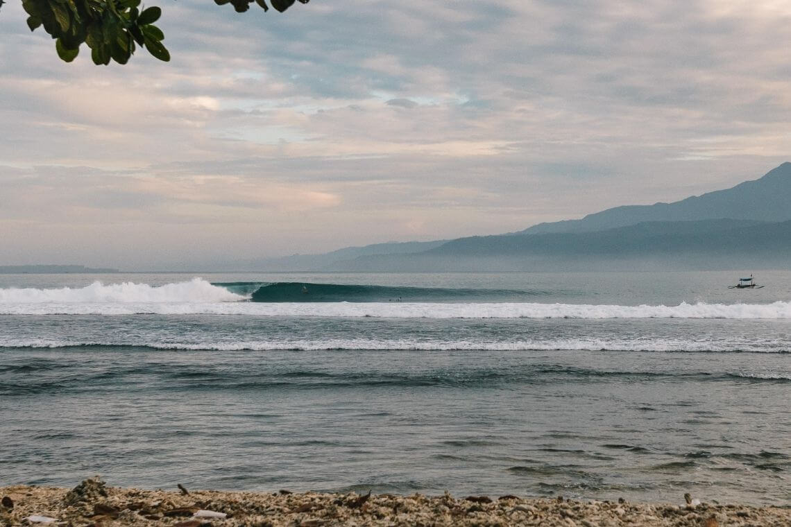 https://mdw-travel-data-us-east-1.s3.amazonaws.com/img/country/Indonesia/Krui-Surf-Spot/img_01.jpg