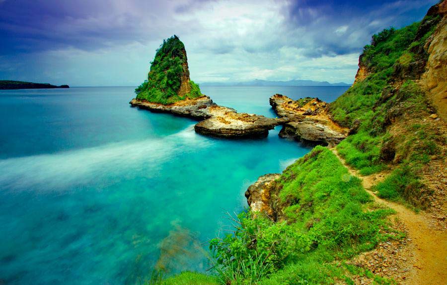 https://mdw-travel-data-us-east-1.s3.amazonaws.com/img/country/Indonesia/Kuta-Beach-Lombok/img_01.jpg