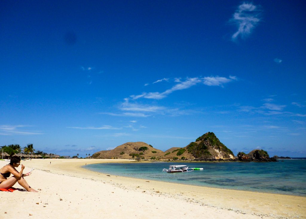 https://mdw-travel-data-us-east-1.s3.amazonaws.com/img/country/Indonesia/Kuta-Beach-Lombok/img_02.jpg