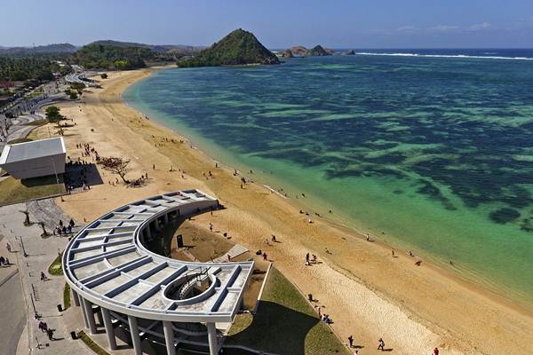 https://mdw-travel-data-us-east-1.s3.amazonaws.com/img/country/Indonesia/Kuta-Mandalika-Beach/img_02.jpg