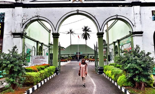 https://mdw-travel-data-us-east-1.s3.amazonaws.com/img/country/Indonesia/Kuto-Besak-Fort-Mosque/img_03.jpg