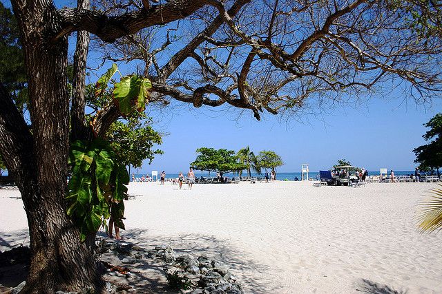 https://mdw-travel-data-us-east-1.s3.amazonaws.com/img/country/Indonesia/Labadie-Beach-Park/img_00.jpg