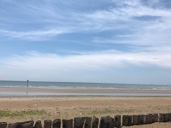 https://mdw-travel-data-us-east-1.s3.amazonaws.com/img/country/Indonesia/Lamaru-Beach/img_01.jpg