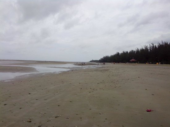 https://mdw-travel-data-us-east-1.s3.amazonaws.com/img/country/Indonesia/Lamaru-Beach/img_02.jpg
