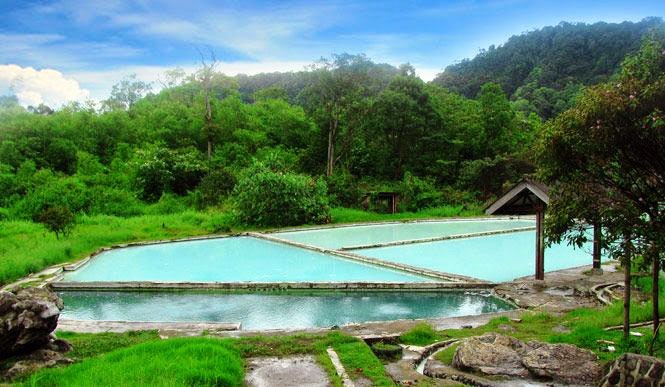 https://mdw-travel-data-us-east-1.s3.amazonaws.com/img/country/Indonesia/Lau-Debuk-Debuk/img_01.jpg