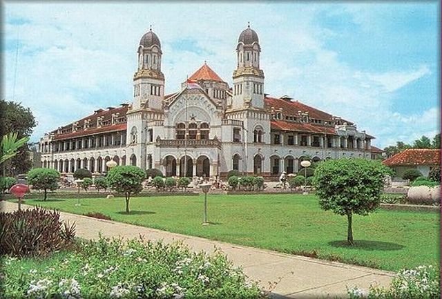 https://mdw-travel-data-us-east-1.s3.amazonaws.com/img/country/Indonesia/Lawang-Sewu-Kedai/img_03.jpg