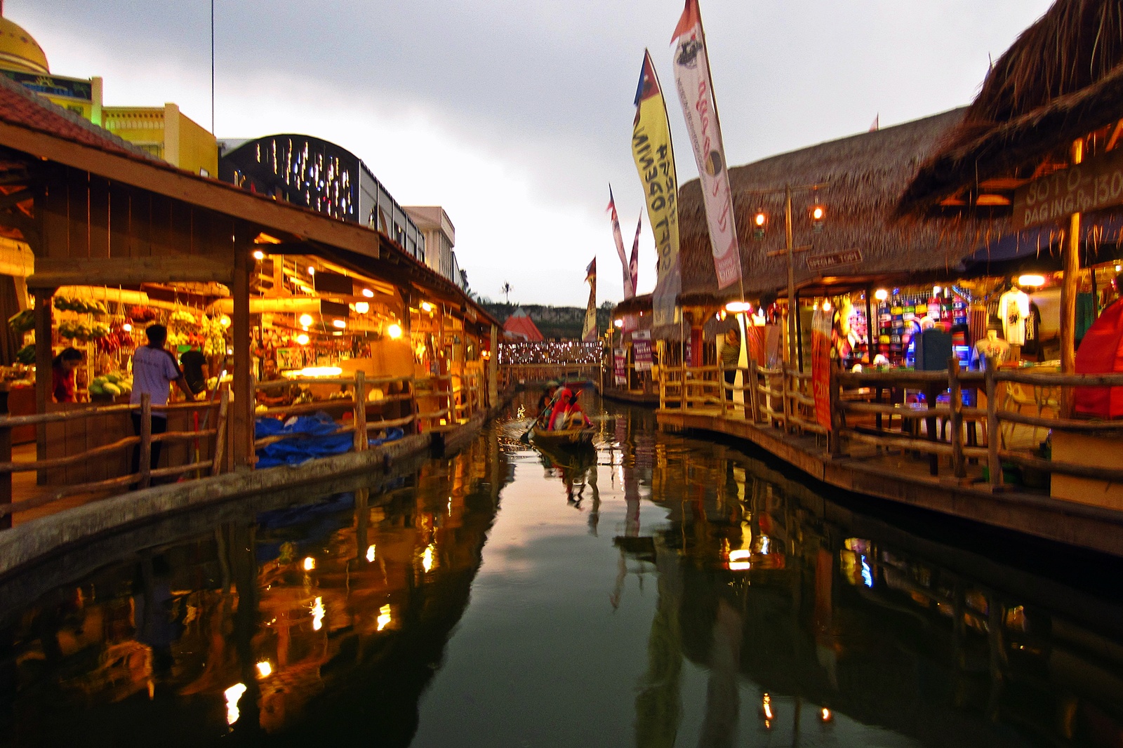 https://mdw-travel-data-us-east-1.s3.amazonaws.com/img/country/Indonesia/Lembang-Floating-Market/img_00.jpg