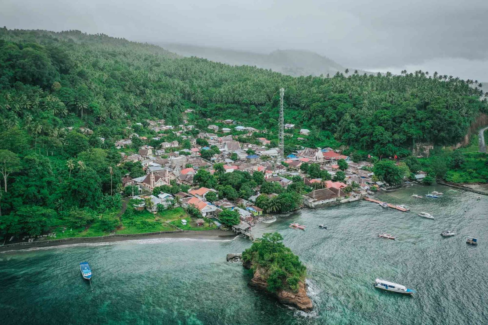 https://mdw-travel-data-us-east-1.s3.amazonaws.com/img/country/Indonesia/Lembeh-Strait/img_01.jpg