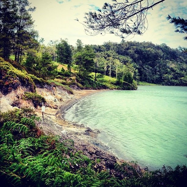 https://mdw-travel-data-us-east-1.s3.amazonaws.com/img/country/Indonesia/Linow-Lake/img_01.jpg