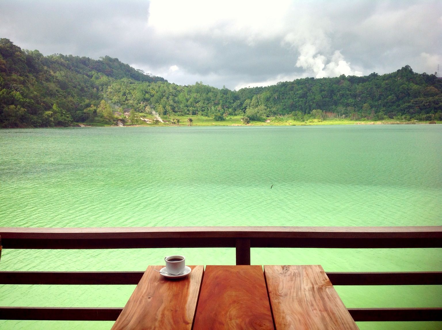 https://mdw-travel-data-us-east-1.s3.amazonaws.com/img/country/Indonesia/Linow-Lake/img_02.jpg