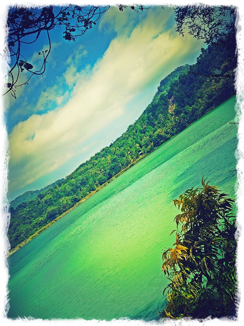 https://mdw-travel-data-us-east-1.s3.amazonaws.com/img/country/Indonesia/Linow-Lake/img_03.jpg