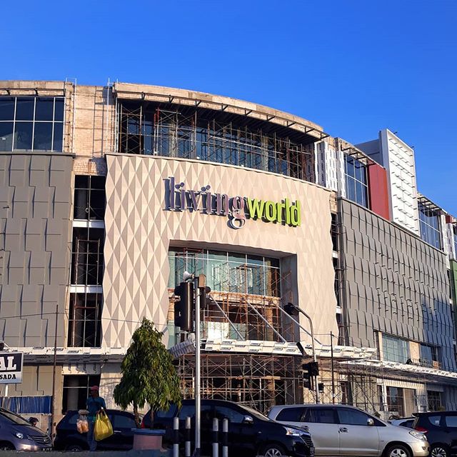 https://mdw-travel-data-us-east-1.s3.amazonaws.com/img/country/Indonesia/Living-World-Mall/img_03.jpg