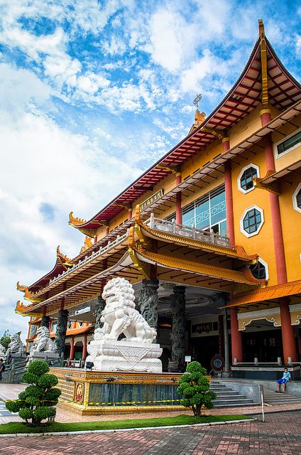 https://mdw-travel-data-us-east-1.s3.amazonaws.com/img/country/Indonesia/Maha-Vihara-Maitreya/img_01.jpg