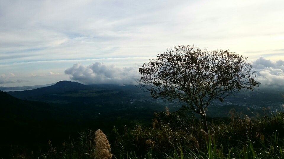 https://mdw-travel-data-us-east-1.s3.amazonaws.com/img/country/Indonesia/Mahawu-Mountain/img_01.jpg