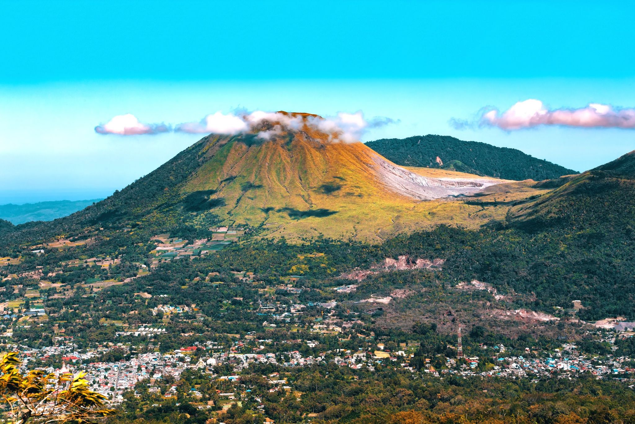 https://mdw-travel-data-us-east-1.s3.amazonaws.com/img/country/Indonesia/Mahawu-Mountain/img_02.jpg