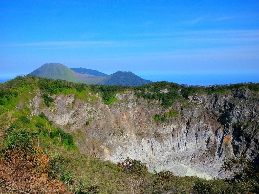 https://mdw-travel-data-us-east-1.s3.amazonaws.com/img/country/Indonesia/Mahawu-Mountain/img_03.jpg