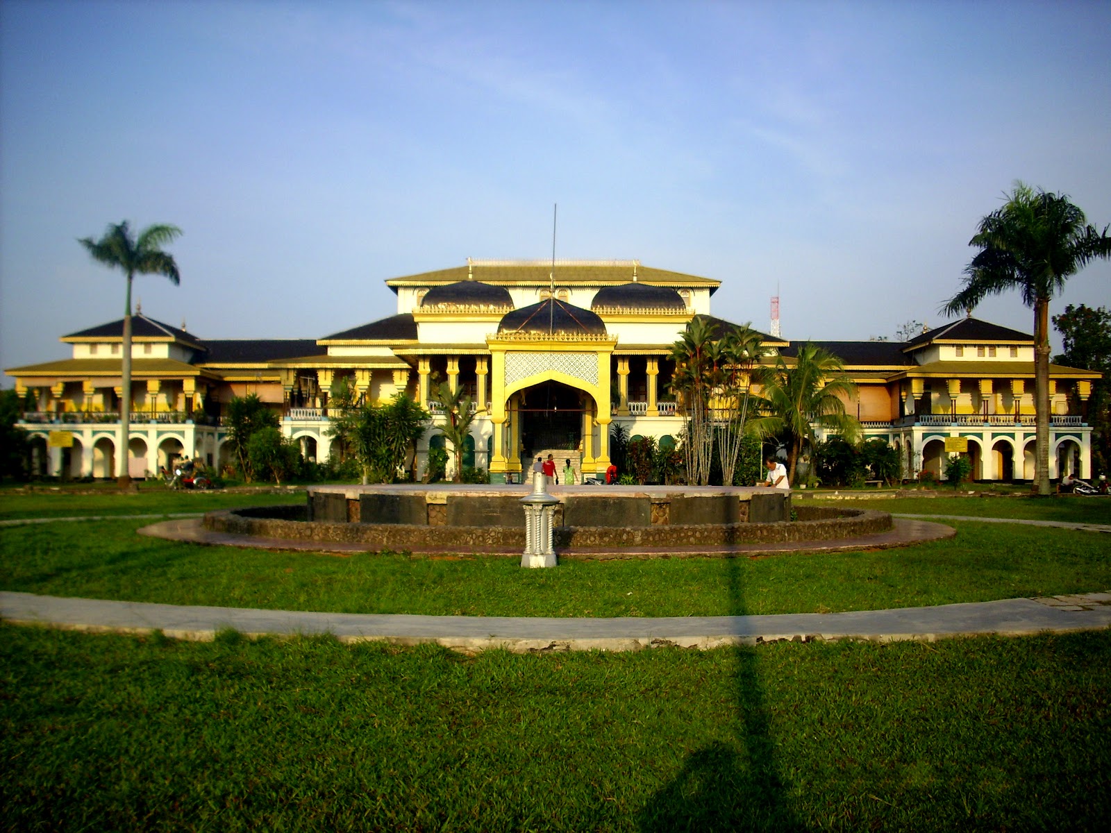 https://mdw-travel-data-us-east-1.s3.amazonaws.com/img/country/Indonesia/Maimun-Palace/img_01.jpg